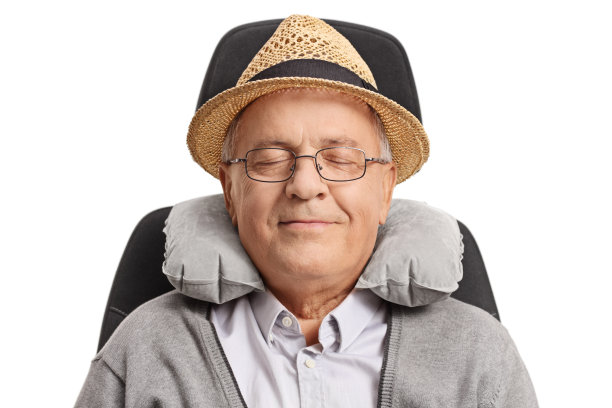戴着颈枕熟睡的中年男人素材图片