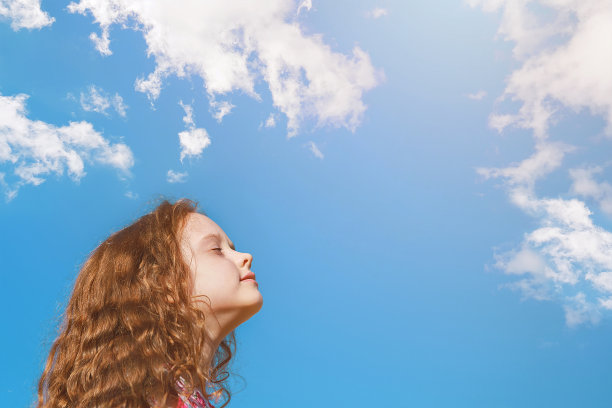 小女孩闭上眼睛，呼吸着新鲜空气图片下载
