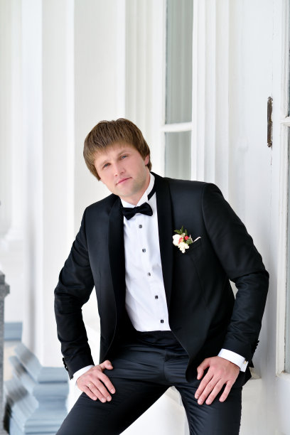 在大自然中穿着西装的英俊新郎图片下载