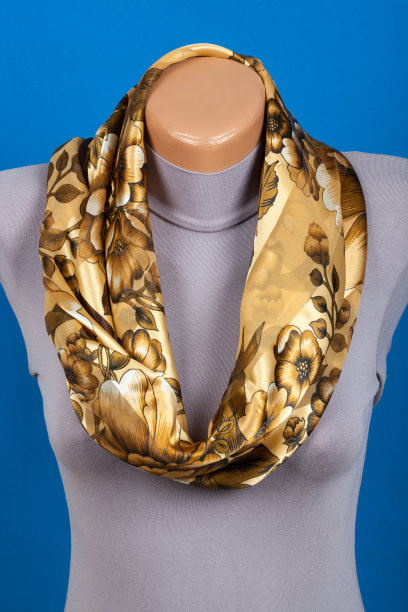 米色围巾在人体模型孤立在蓝色背景图片下载