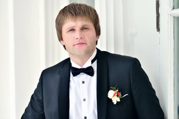 在大自然中穿着西装的英俊新郎图片下载