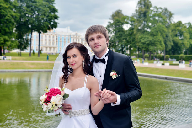 新婚夫妇在大自然中是互相拥抱的图片下载