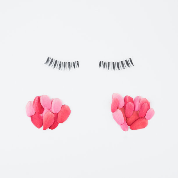 假睫毛和粉色花瓣脸颊图片下载