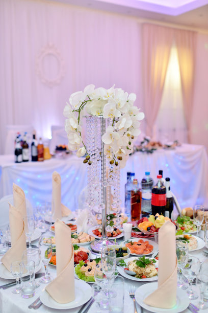 美丽的新娘穿着婚纱和蕾丝面纱扔婚礼花束室内图片下载