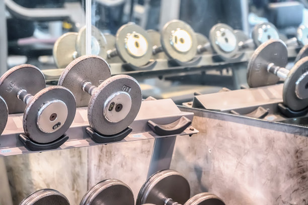 新的现代化健身房内部配备设备。图片下载