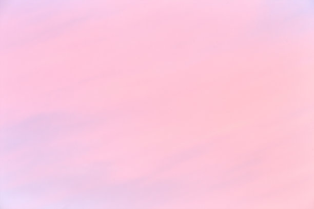 在万里无云的清晨日出时，天空温柔的色彩渐变图片下载