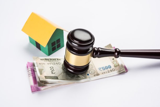 印度和房地产法律的库存照片，印度法律为房地产/建筑公司/建筑师/建筑商或买家展示小房子模型，木槌/锤子，印度货币纸币图片下载