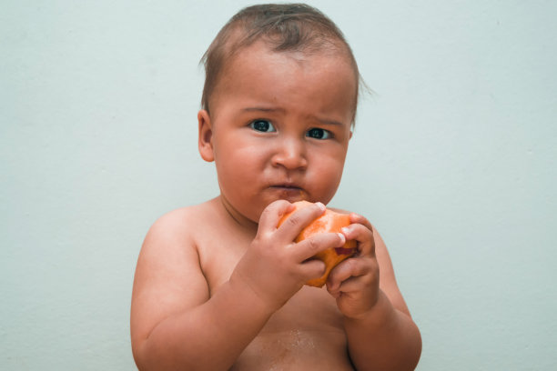 可爱的小男孩吃桃子图片下载