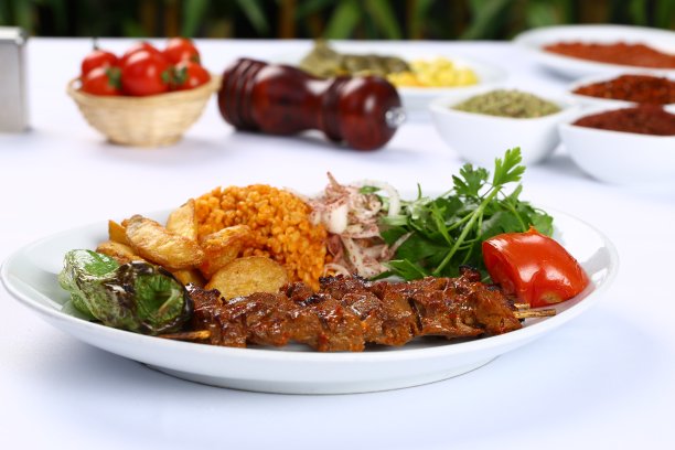 带烤肉串的传统土耳其烤肉，科普西斯素材图片