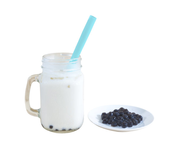 冰混合牛奶和茶与气泡球在一个杯子孤立的白色背景。这有裁剪路径。图片下载