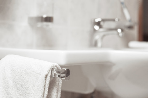模糊的浴室，专注于毛巾。酒店的浴室和水疗沙龙。浴室的细节。图片下载