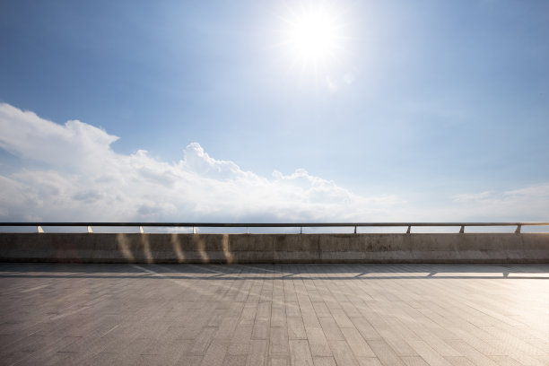 蓝天下空荡荡的地板图片下载