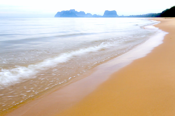 海滩邦博特海滩，春丰省雨后图片下载