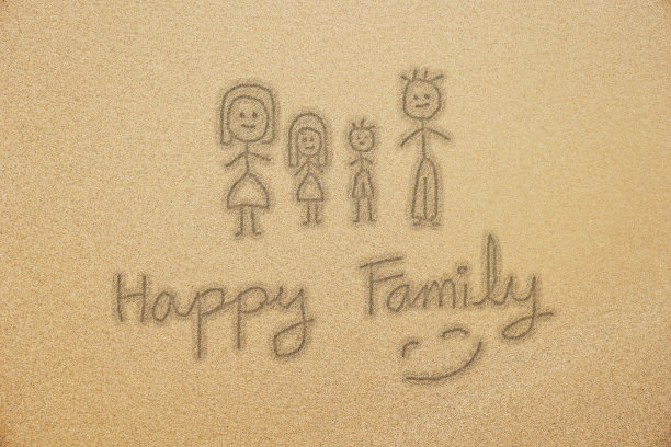 细沙上写着幸福家庭的笑脸图片下载