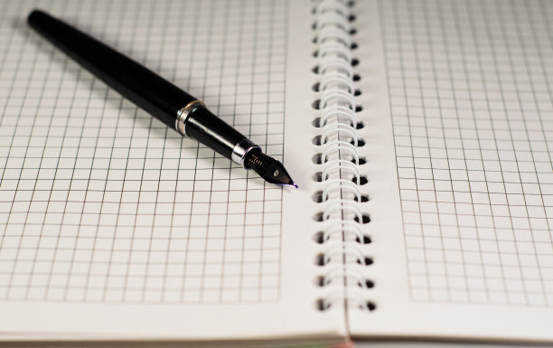 用钢笔打开笔记本图片下载