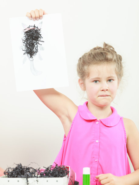 小女孩在教室里画画图片下载