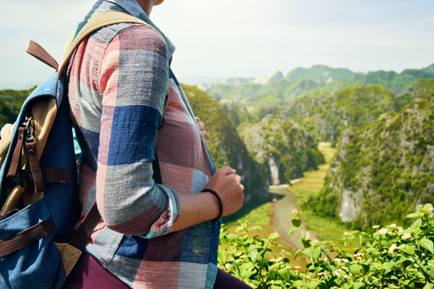 游客背包欣赏河谷风景图片下载