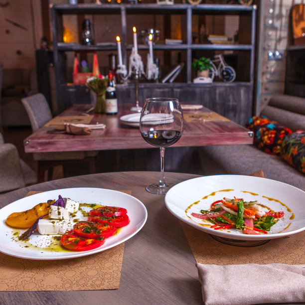 餐厅的桌子上有两盘素食沙拉图片下载