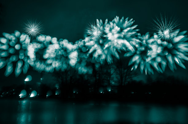 蓝色调的河流上方烟花的抽象模糊散景风格彩色照片图片下载