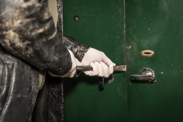 企图用撬棍闯入民宅的窃贼图片下载