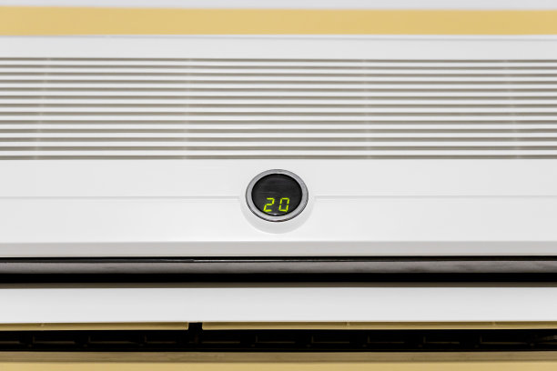 墙上的白色空调，温度设置为20度图片下载
