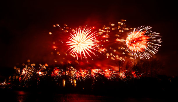 河流上空红色调烟花的抽象模糊散景风格照片图片下载
