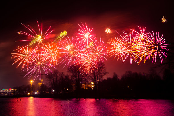 抽象的，模糊的，虚掩风格的彩色烟花照片在一个红色的基调之上的河流图片下载