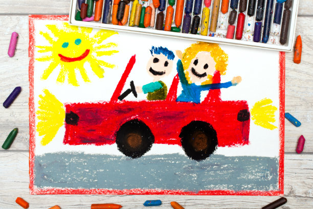 一幅彩色图画的照片:微笑的夫妇坐在他们的敞篷车上。有车顶的汽车。图片下载