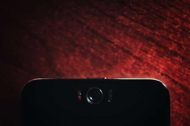 木制桌面背景上的智能手机图片下载