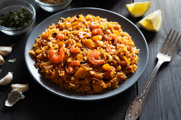 虾仁、柠檬和蔬菜炒饭图片下载