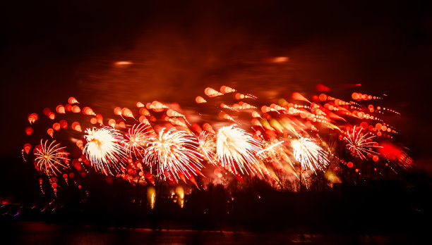 河流上空红色调烟花的抽象模糊散景风格照片图片下载