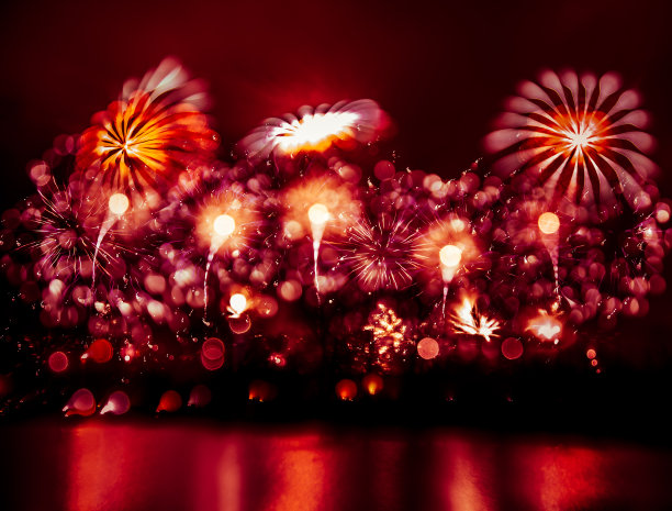 抽象的，模糊的，虚掩风格的彩色烟花照片在一个红色的基调之上的河流图片下载