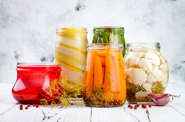 各种腌菜罐。自制青豆，南瓜，萝卜，胡萝卜，菜花泡菜。发酵食品。图片下载