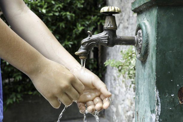 村子里的喷泉图片下载