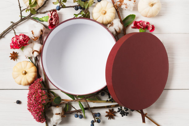 秋季干花组成与礼物盒上白木图片下载