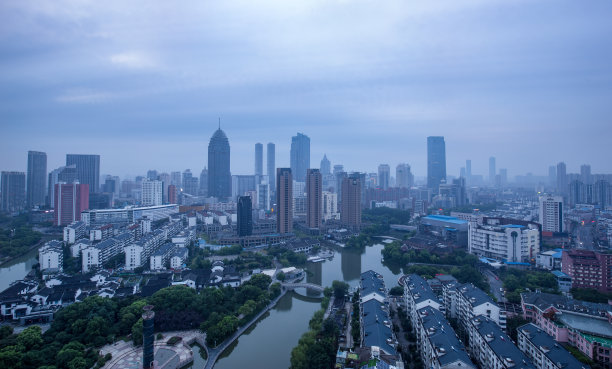 现代城市市中心的现代建筑图片下载