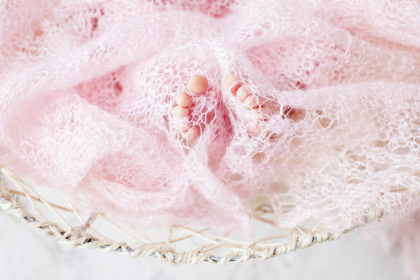 近距离图片的新出生婴儿的脚针织格子。幸福的家庭的概念。图片下载