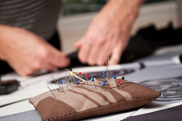 裁缝做了一条裤子的下摆图片下载