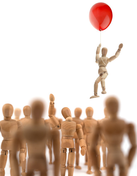 木制的人体模型对着一个飞着气球的人挥手——自由图片下载