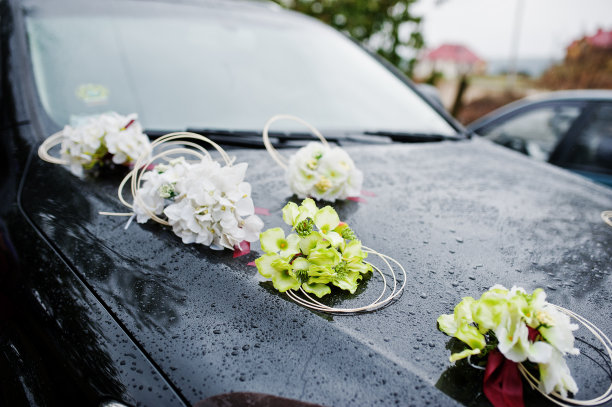 婚礼上装饰着鲜花的汽车引擎盖的特写照片。图片下载