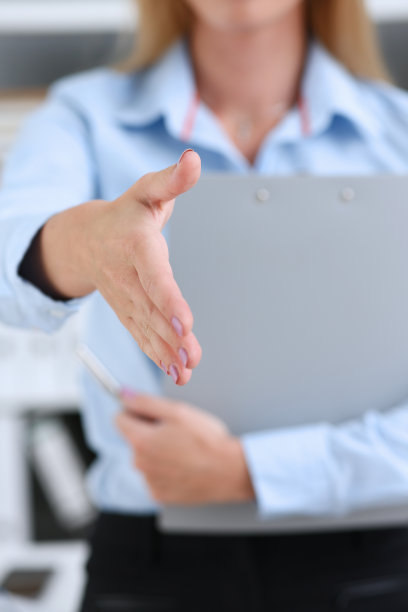 在办公室的特写镜头中，女商人主动握手打招呼图片下载