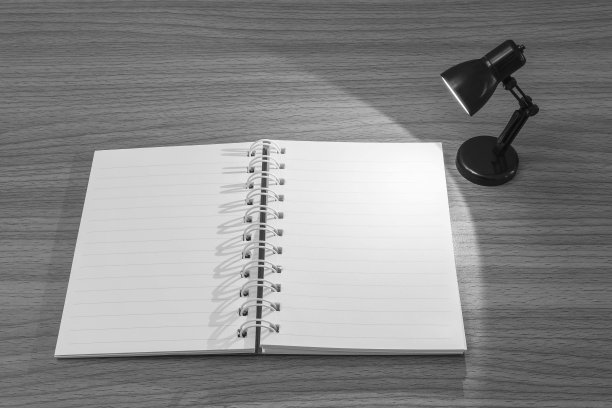 特写笔记与灯光从小灯在黑暗的房间在木桌纹理背景黑白调图片下载