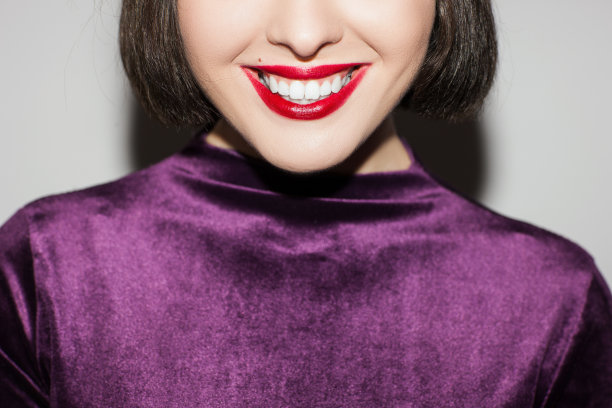 口腔学商业。牙齿洁白的雌性图片下载