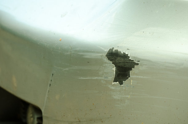 停车场的银色汽车保险杠被刮伤了图片下载