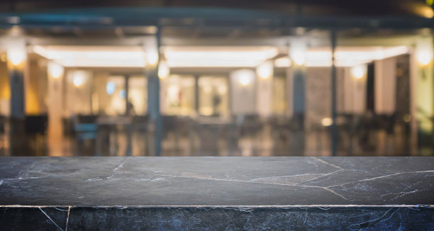 石头桌面和模糊的散景咖啡馆和咖啡店内部背景与复古滤镜-可以用于展示或蒙太奇您的产品。图片下载