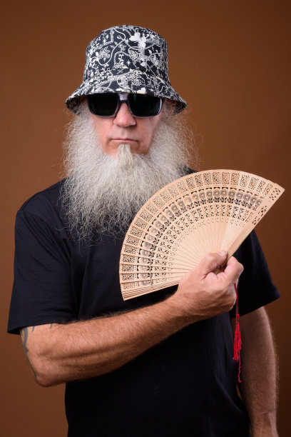 一个留着长灰胡子的秃顶男人的肖像，手拿扇子图片下载