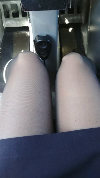 飞机驾驶舱里的女人图片下载