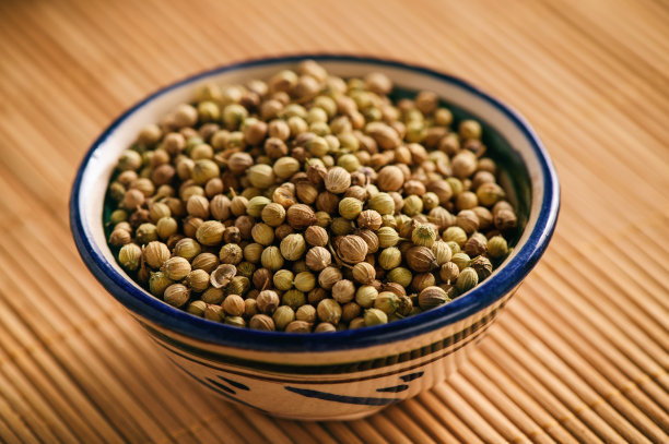 香菜种子，东方spiсe，棕色背景。图片下载