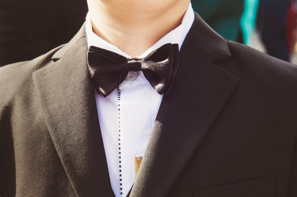 在典礼上穿着燕尾服的小男孩。图片下载