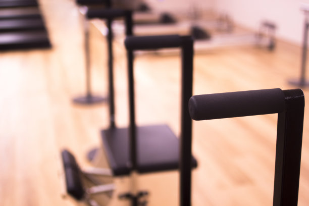 健身房瑜伽室的运动训练和柔韧性拉伸机图片下载